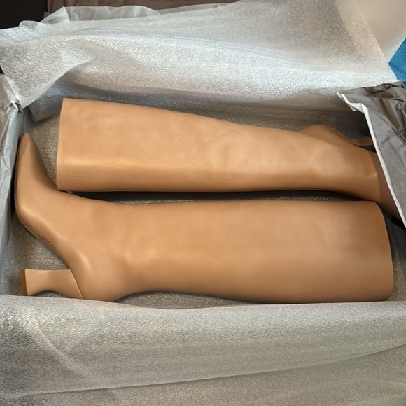 Bottega Veneta Leather Pull-On Boot - Picture 13 of 15